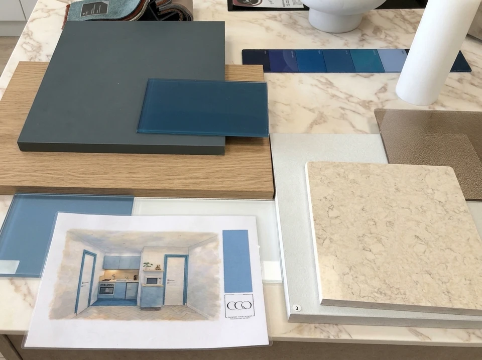 Présentation d'un tableau de matériaux pour projet de conception intérieure de cuisine