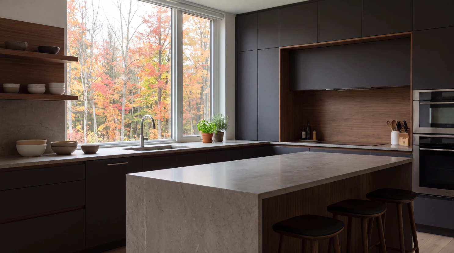 Cuisine moderne avec îlot central en bois massif, plan de travail noir brillant, électroménager encastré inox