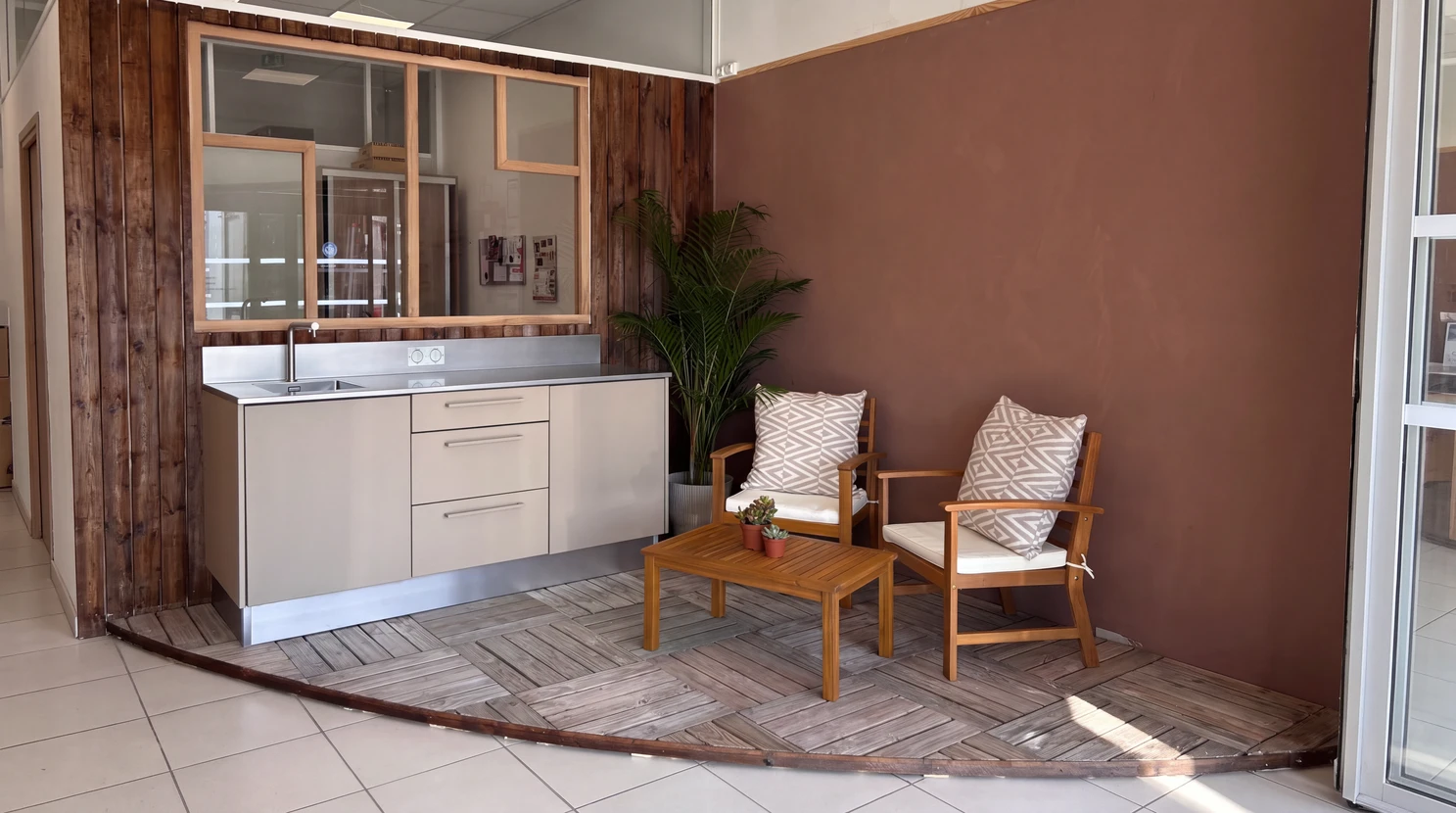 Cuisine moderne avec îlot central dans intérieur résidentiel contemporain