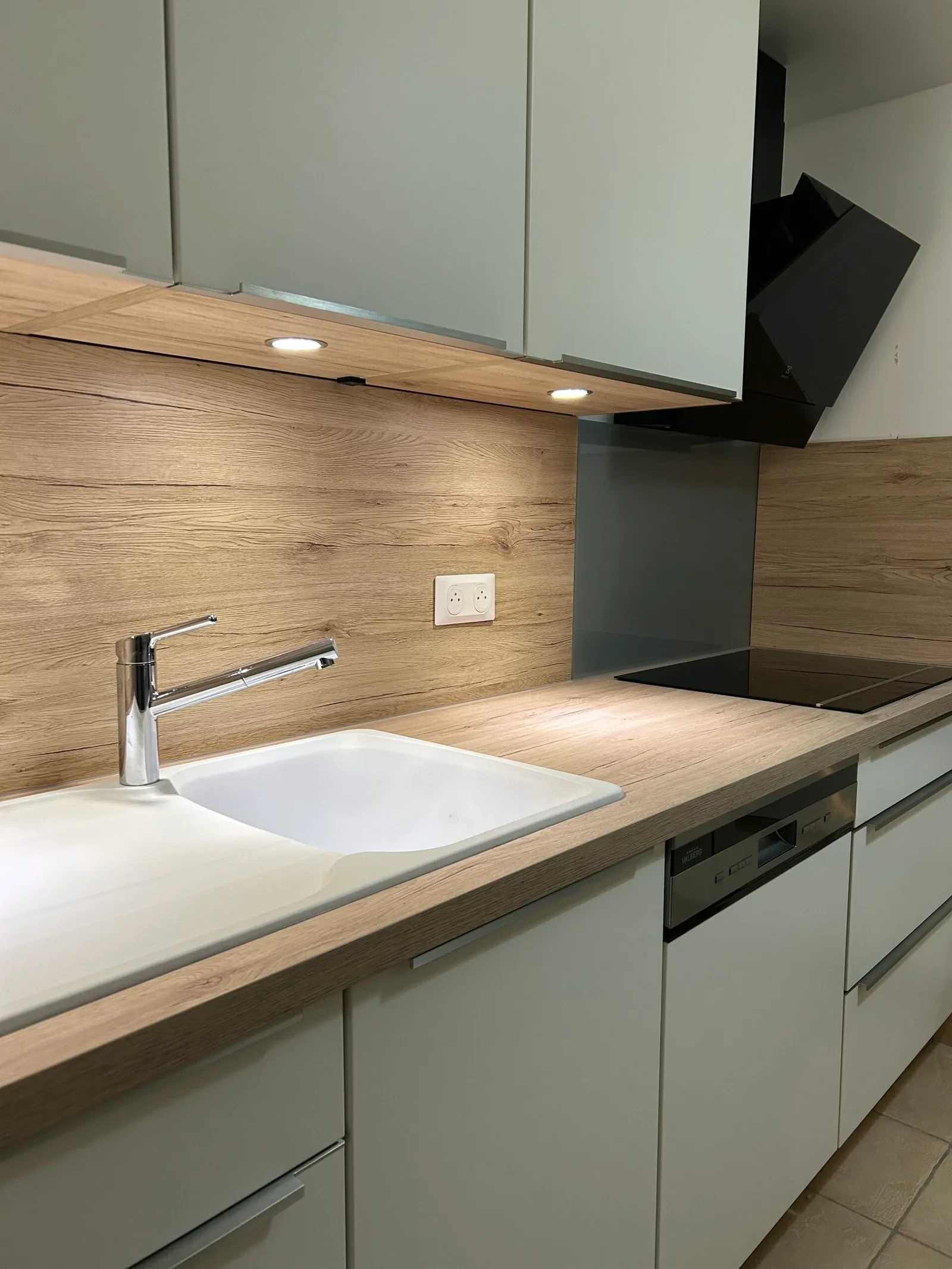 Présentation d'un tableau de matériaux pour projet de conception intérieure de cuisine