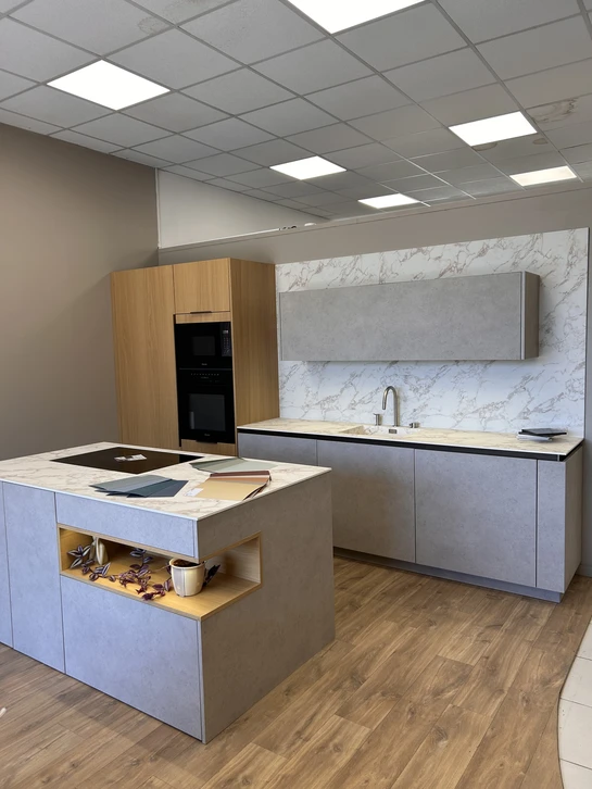 Présentation d'un tableau de matériaux pour projet de conception intérieure de cuisine