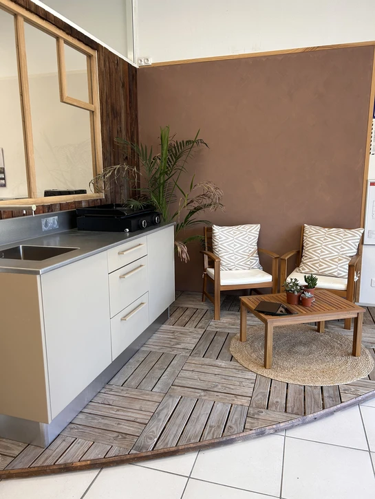 Présentation d'un tableau de matériaux pour projet de conception intérieure de cuisine